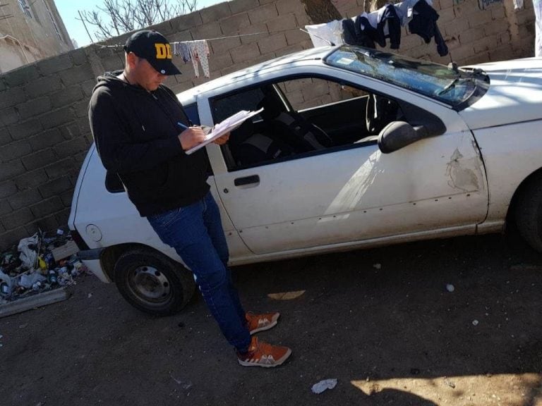 Cuando lo encontraron estaba roto, la patente tirada en la calle y los documentos escondidos en una pared.