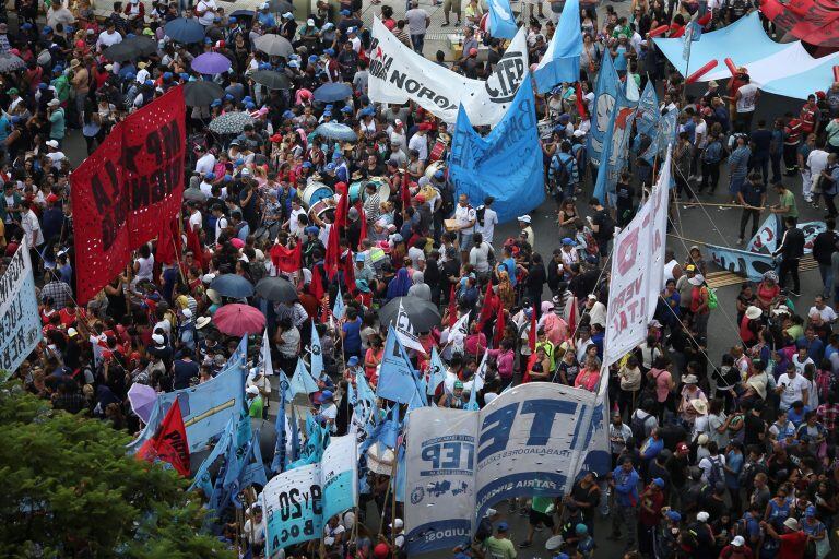 BAS10. BUENOS AIRES (ARGENTINA), 21/02/2018.- Miles de personas participan hoy, miércoles 21 de febrero de 2018, en una marcha por la Avenida 9 de Julio de Buenos Aires (Argentina), convocada por el sindicato de Camioneros de Argentina, a la que se adhieren otros gremios y organizaciones, para protestar contra la gestión del Gobierno que ha generado polémica por las voces que acusan al líder del gremio, Hugo Moyano, de convocarla en su propio beneficio. EFE/David Fernández