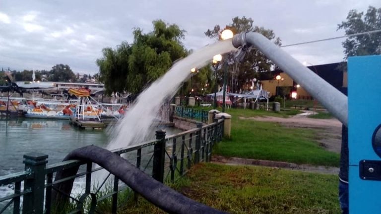 Continúan trabajando en la limpieza del lago San Roque