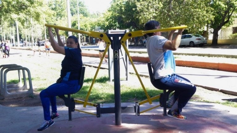 Familias enteras disfrutan de la actividad física al aire libre.