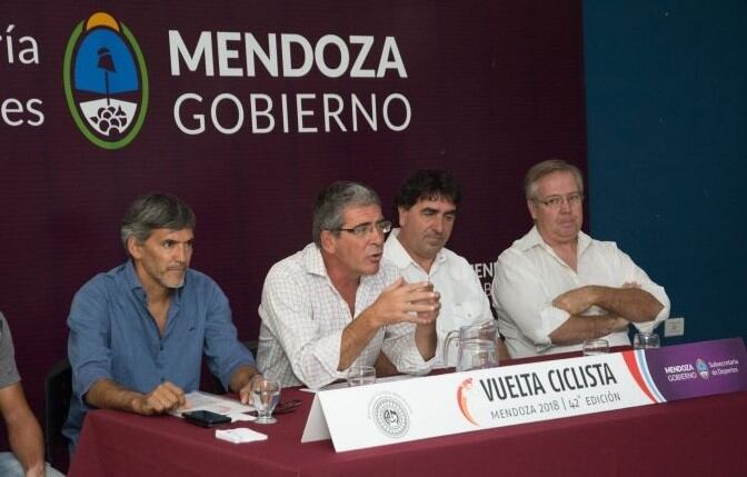 El titular de la cartera de Deportes, Federico Chiapetta, y el presidente de la Asociación Ciclista de Mendoza Fernando Lanzone, encabezaron, hoy,  la presentación oficial de la competencia.