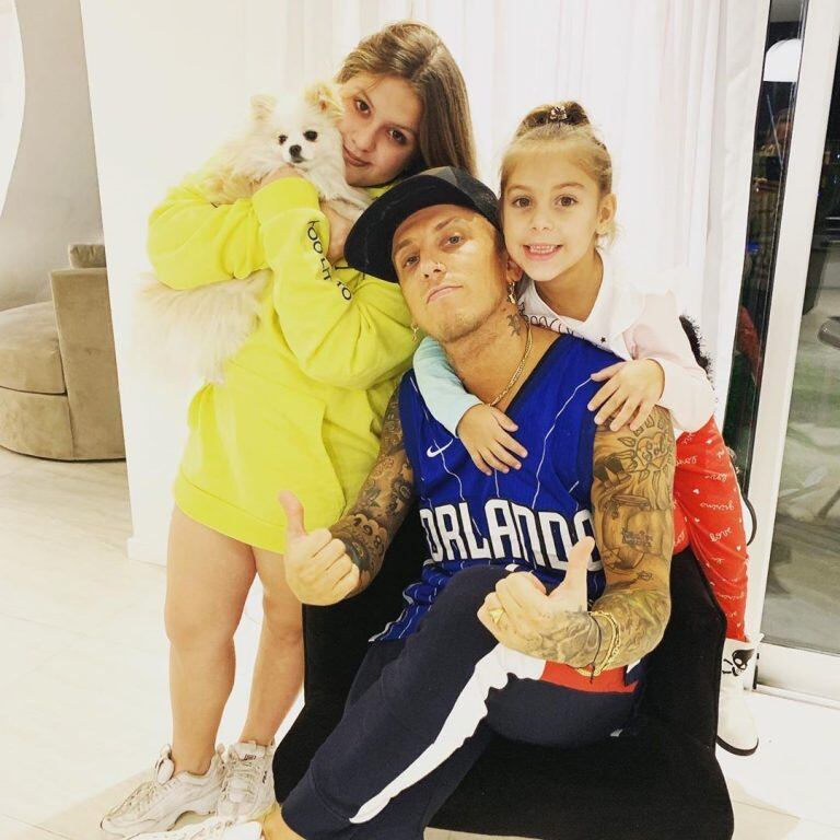 El Polaco junto a sus dos hijas: Sol, fruto de su relación con Karina "La Princesita" y Alma, la hija que tuvo junto a Valeria Aquino (Foto: Instagram/ barby_silenzi)