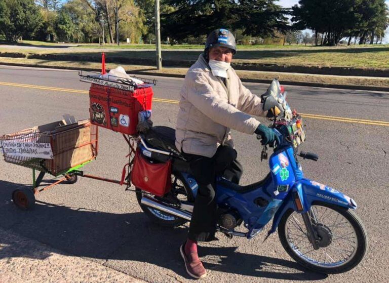 Francisco Esteban Torres en su moto. (Foto: Graciela Sabattini)