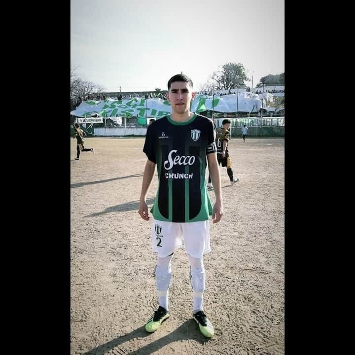 Fernando Tissera en el Pocito, la cancha de Bella Vista, su lugar en el mundo del fútbol.