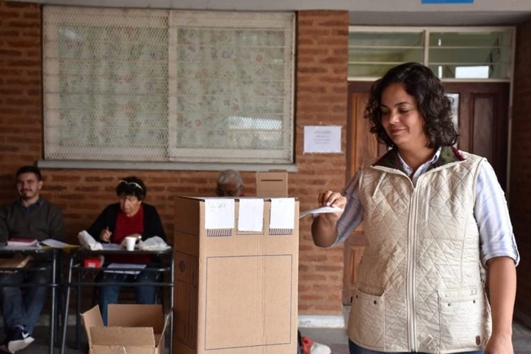 Silvana Azula, hija de la actual intendente de BArranqueras, obtuvo el triunfo más significativo de las internas del radicalismo realizadas este sábado.