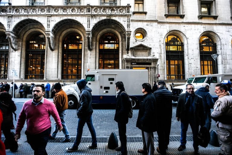 Personas hacen fila frente a un banco este martes, en otra jornada de incertidumbre luego de las restricciones financieras impulsadas por el Gobierno, en Buenos Aires (Argentina). Crédito: EFE/Juan Ignacio Roncoroni.