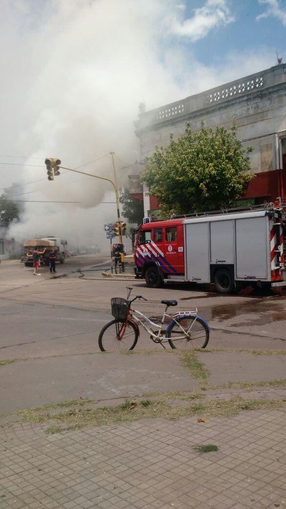 Se incendió una tienda de ropa en Totoras. (Infomás)