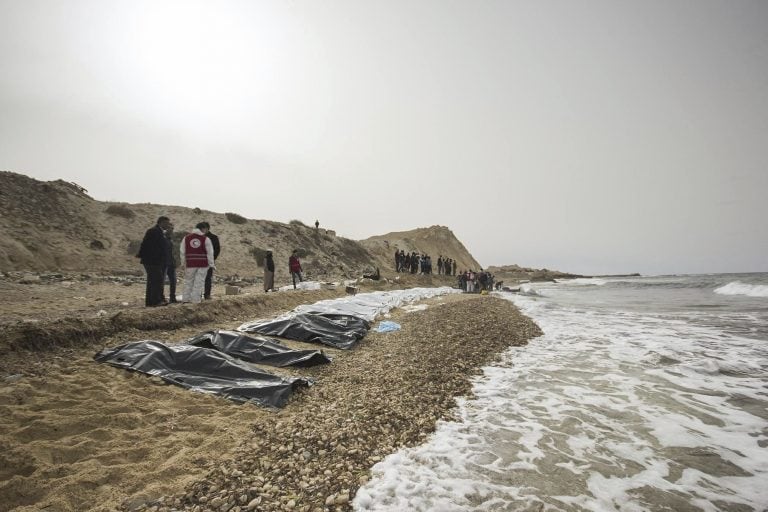 LIB03 AL ZAWIYA (LIBIA) 21/02/2017.- Fotografía facilitada por la Media Luna Roja libia que muestra a voluntarios durante las labores de retirada de docenas de cadáveres de refugiados ahogados que fueron arrastrados por la corriente hasta la costa cerca d