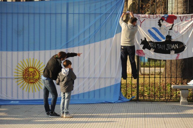 Los familiares de los tripulantes se muestran unidos. (Federico López Claro y Maxi Failla)