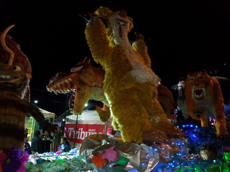 Los personajes de "La Era del Hielo", materializados en las tres dimensiones en la carroza de la Escuela de Educación Técnica de Maimará.