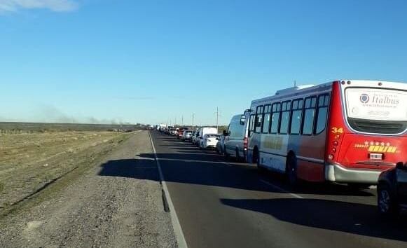 Estatales cortan los accesos a Rawson por las rutas 7 y 25.