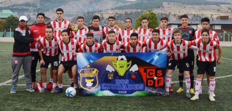 Plantel Sub 18 de Estudiantes Unidos en Esquel (Foto: Prensa Estudiantes Unidos).