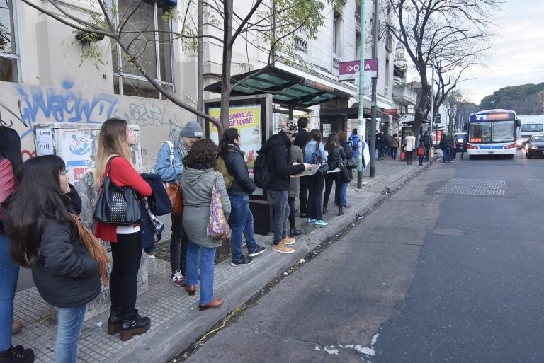 Frente al paro sorpresivo de las tres líneas de subte y el Premetro, miles de usuarios tuvieron que recurrir a otras formas para llegar a sus puestos laborales.