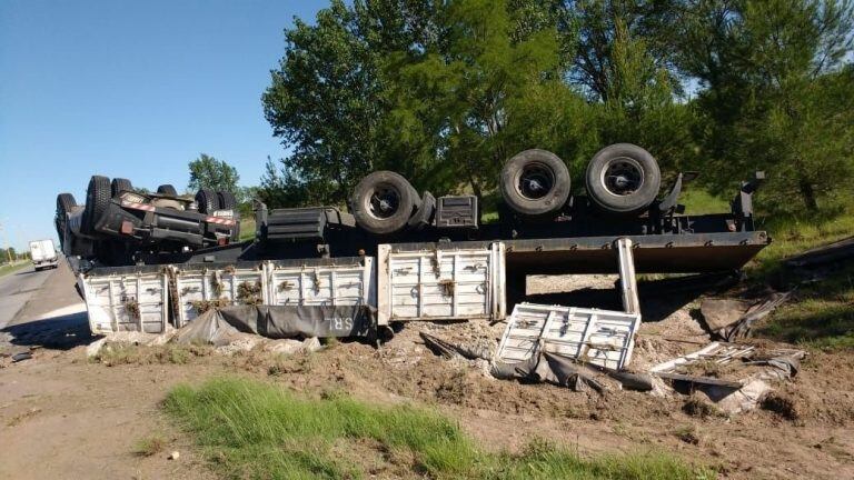 Al parecer el accidente fue por un desperfecto técnico en el vehículo. El chofer está fuera de peligro. Foto: Policía de San Luis.