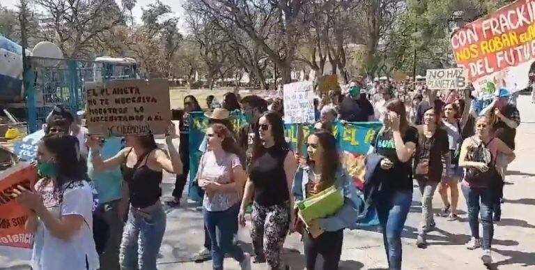 La marcha se llevó a cabo este viernes por el centro mendocino.