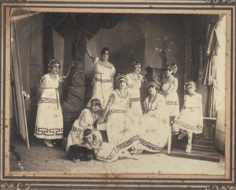 Comparsas de mujeres - GRIEGAS - Fotografía propiedad Familia Níssero
Crédito: Museo del Carnaval