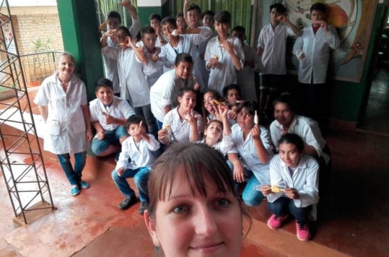 Fernando Flores junto a sus compañeritos de curso y maestras de la Escuela 395 de Oberá. (Foto: Primera Edición)