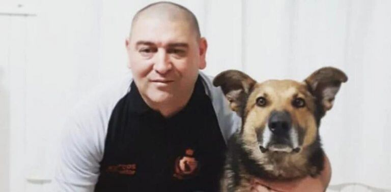 Marcos Herrero y su perro Yatel, con el que busca rastros de Facundo Astudillo Castro.