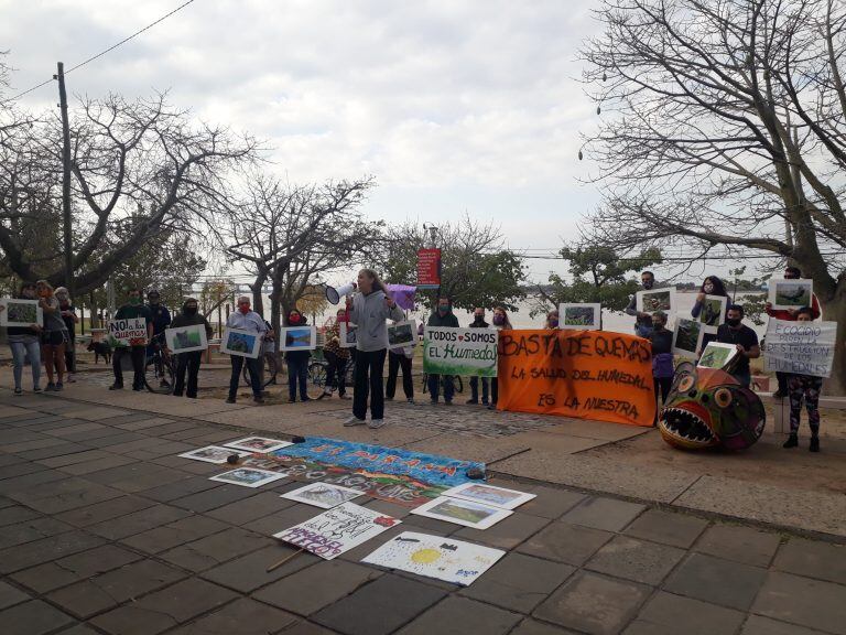 Fuerte y colorida protesta en la Rambla por las quemas en las islas (@jorgelahiba)