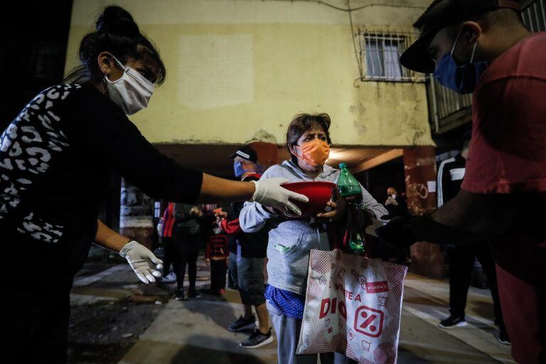 Vecinos del complejo de viviendas "Fuerte Apache" realizan una olla popular (EFE)