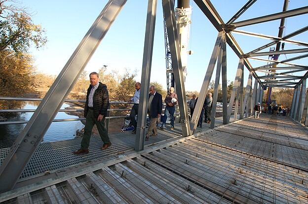 El nuevo puente sobre el barrio La Carolina es idéntico al emplazado por la Municipalidad en la otra mano.