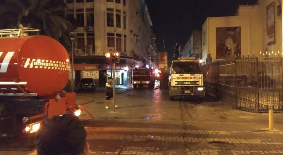 La Peatonal, cortada toda la noche por un incendio
