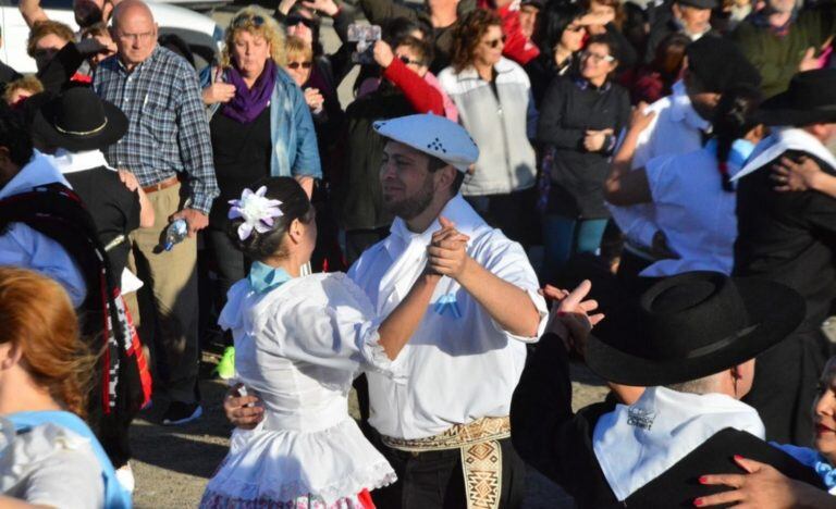 Cerca del final se sumaron también al tradicional baile del pericón comunitario en Ballet Pilmaiquen, que dirige Natalia Centeno.