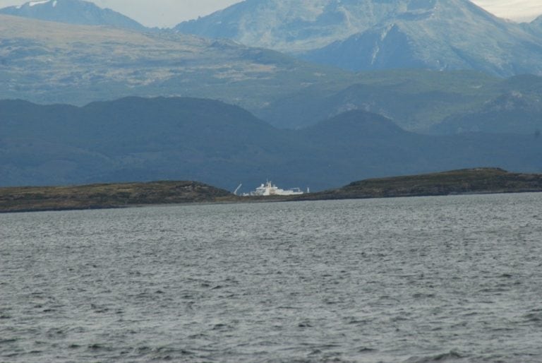 Barco René Descartes en Canal Beagle