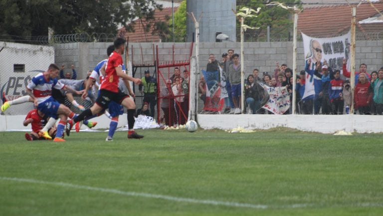 El delantero de Rosario ya remató, será gol. Pero Andreis lo anulará