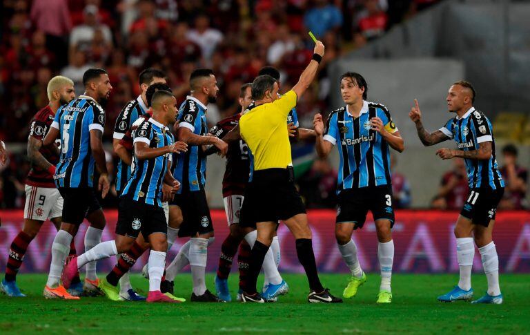 Patricio Loustau cobró un penal inexistente (Foto: Mauro Pimentel/AFP)