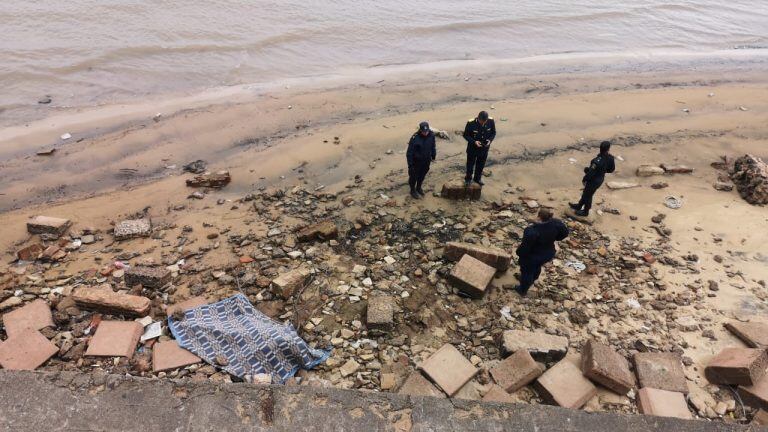 Perra policía alertó sobre un cuerpo sin vida en costanera correntina.