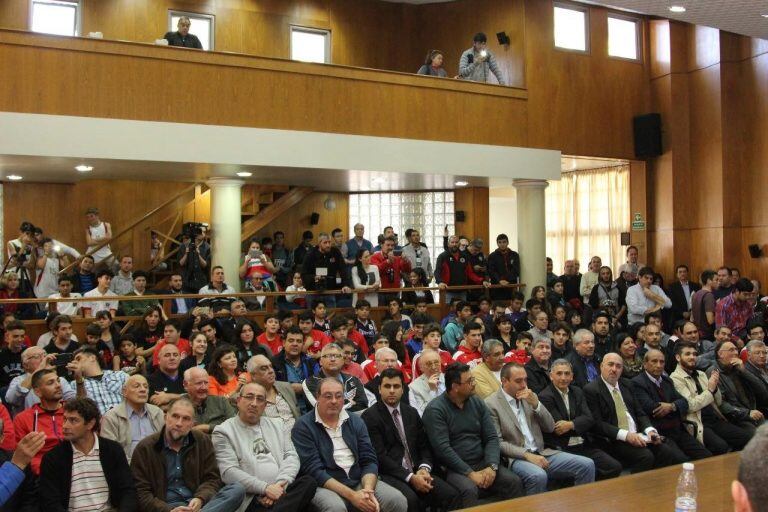 Una multitud en el lanzamiento de Argentina-Panamá.