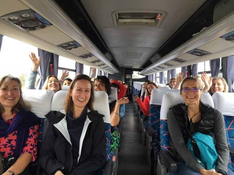 Mujeres camino al puerto Ushuaia