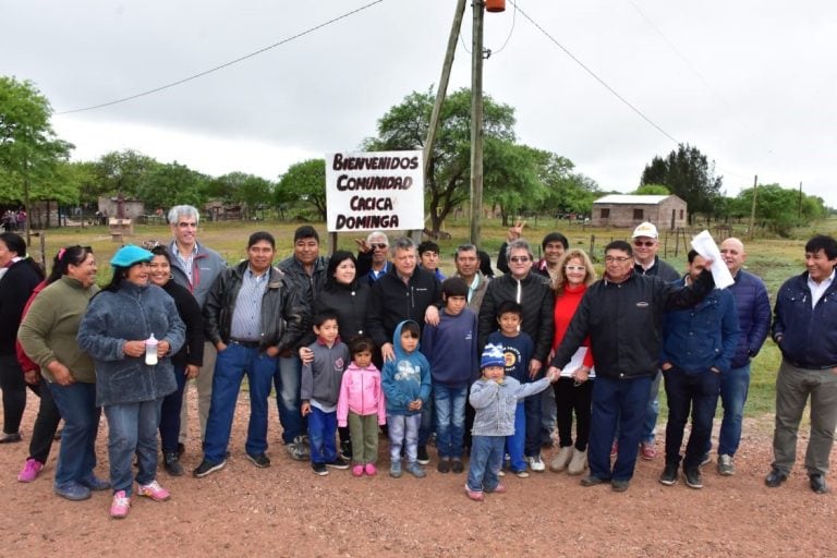 Peppo inauguró en paraje Cacica Dominga un nuevo enripiado para los caminos vecinales. (Web).