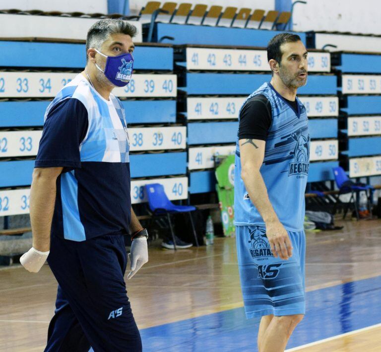 Lucas Victoriano y Paolo Quinteros, técnico y figura del conjunto correntino.