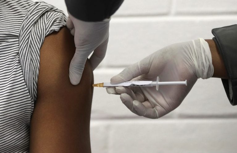 Voluntario recibiendo la vacuna de Oxford (Siphiwe Sibeko/Pool via AP).