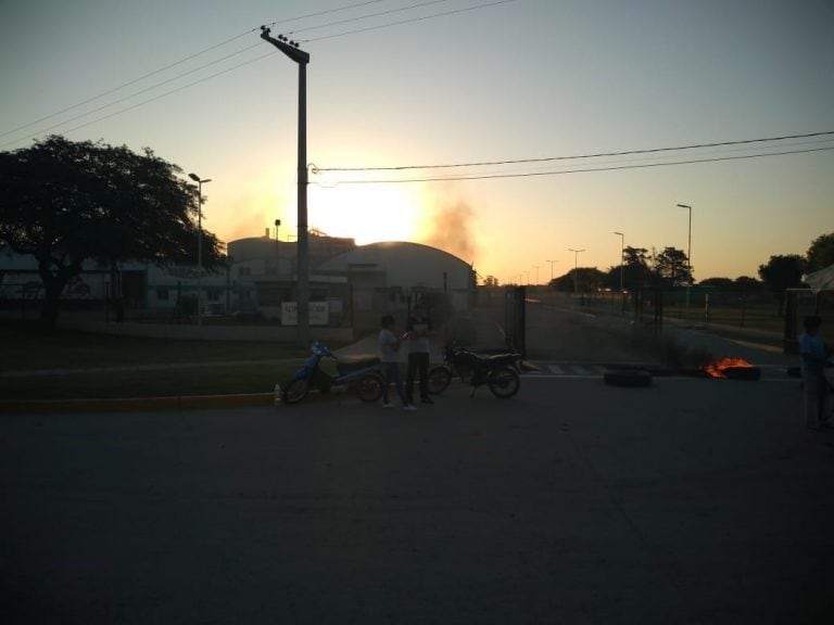 Protesta frente a la firma Dulcor en Arroyito