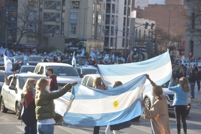 Banderazo en Córdoba contra la expropiación de Vicentin.