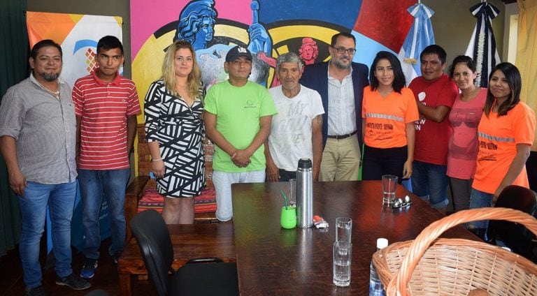 Voluntarios, responsables y beneficiarios del proyecto Puente, con el presidente del Concejo Deliberante, Lisandro Aguiar.