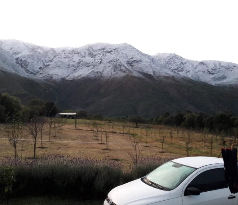 La helada cubrió de blanco las cimas de las montañas en Jujuy.