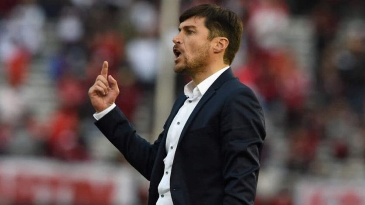 Cacique Medina: "Estoy muy cómodo en Talleres, no me preocupa la salida de jugadores"