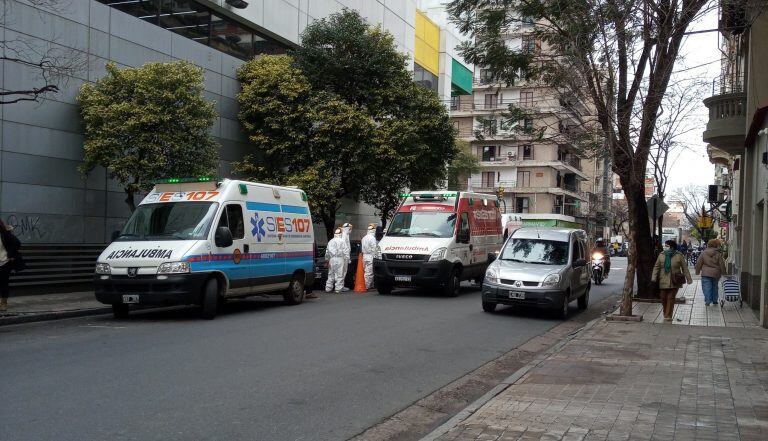 Personal del Sistema Integrado de Emergencias Sanitarias (Sies) fue a un geriátrico de Mitre y Avenida Pellegrini como parte del protocolo de coronavirus. (@analia9bsosa)