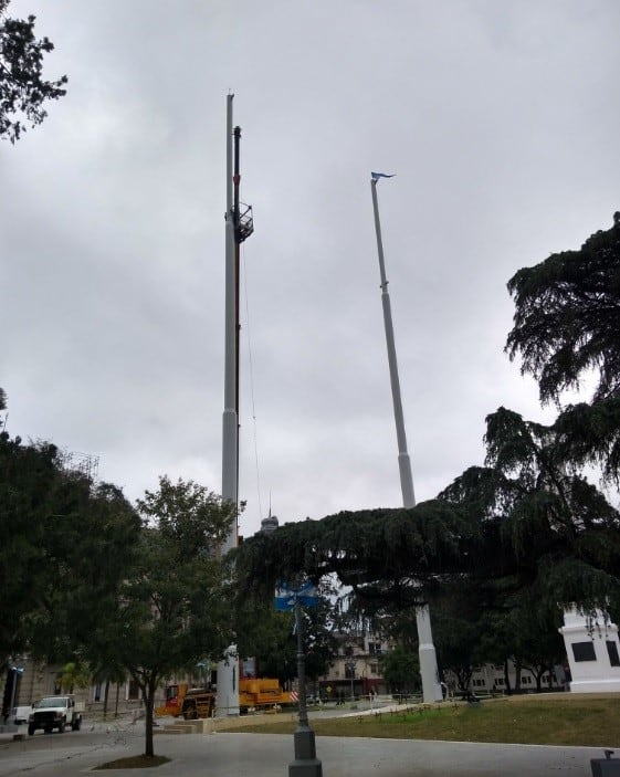 Después del papelón con la bandera, repararon los mástiles en la principal plaza de Santa Fe. (@movil_kike)