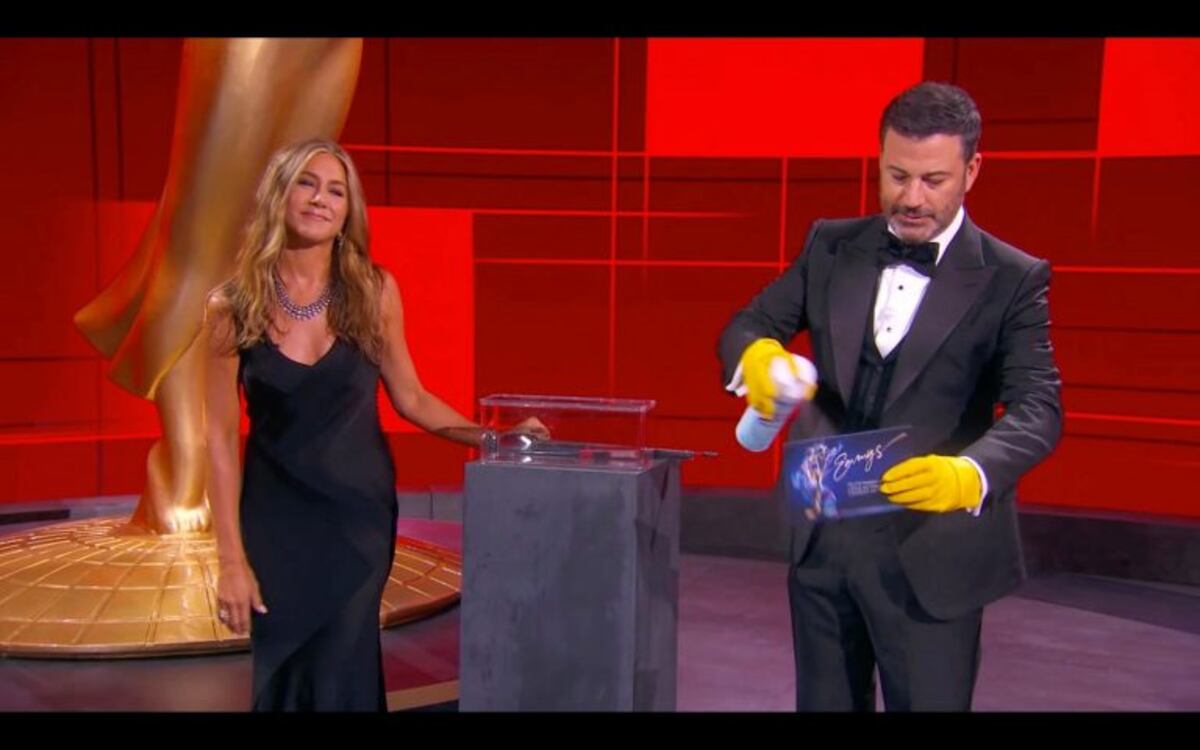 Premios Emmy: Jennifer Aniston tuvo que usar un extintor por una broma que se salió de control