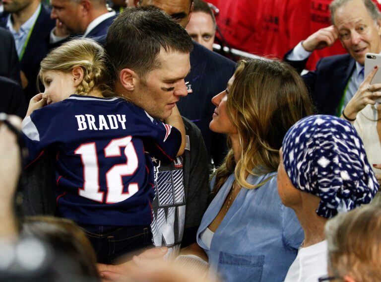 JGM163. Houston (United States), 06/02/2017.- New England Patriots quarterback Tom Brady (C) talks with his wife, Gisele Bundchen (R), as his daughter, Vivian Lake Brady (L) looks on after winning the first overtime Super Bowl against the Atlanta Falcons in Super Bowl LI at NRG Stadium in Houston, Texas, USA, 05 February 2017. (Disturbios, Estados Unidos) EFE/EPA/LARRY W. SMITH eeuu houston Tom Brady Gisele Bundchen Super Bowl 2017 futbol americano partido final New England Patriots vs Atlanta Falcons