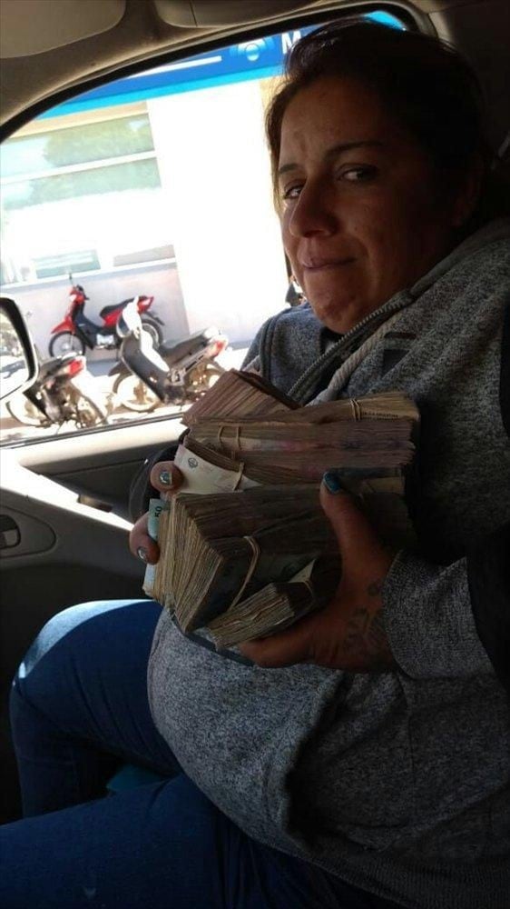 Felisa Contreras posó con varios fajos de billetes y lo publicaron en las redes sociales.