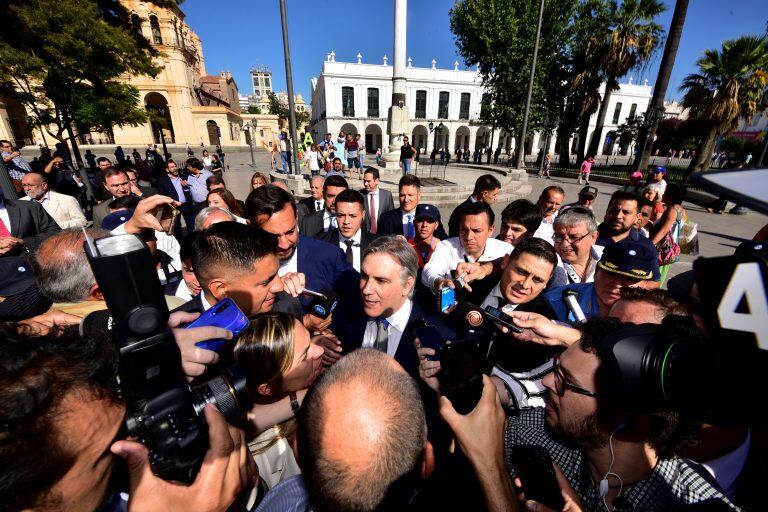 Martín Llaryora asume como nuevo intendente de Córdoba en el Teatro Real.