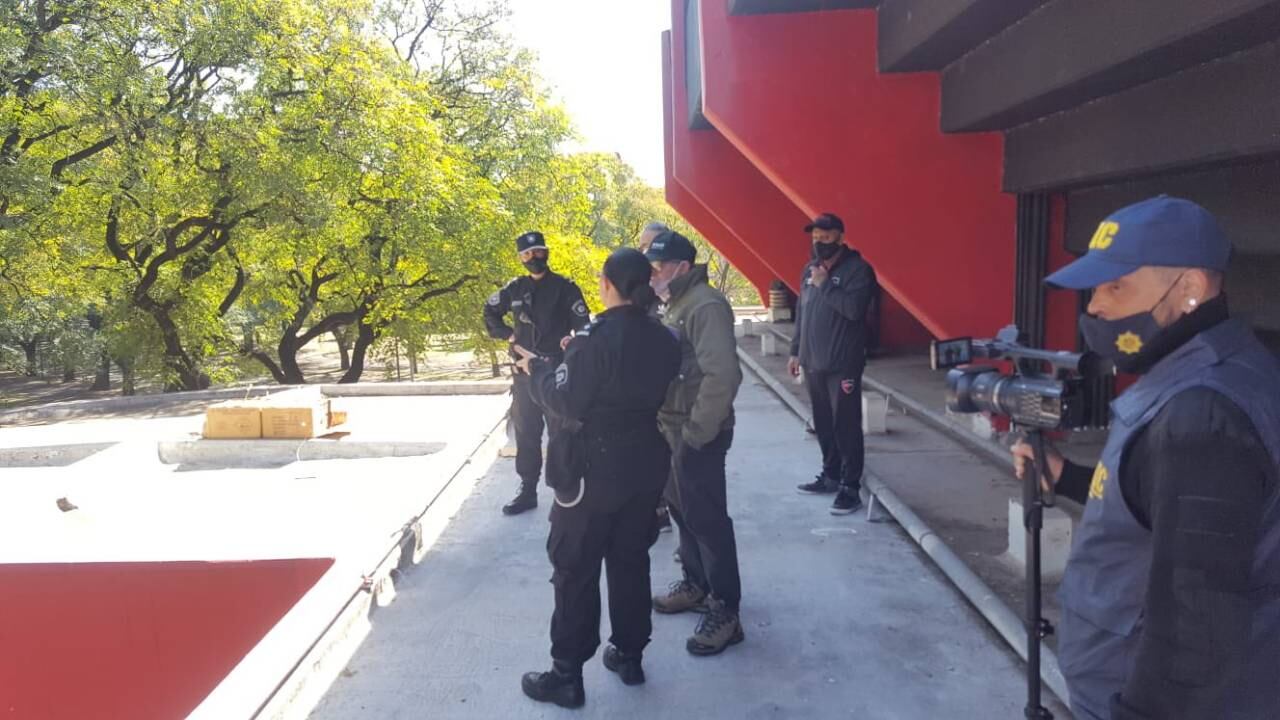 La policía filmó y fotografió los elementos secuestrados para radicar la denuncia.