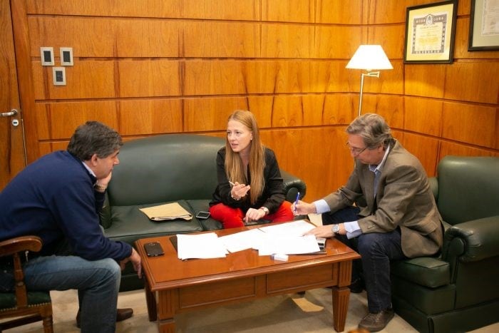 Emir Féelix con los ministros Lisandro Nieri y Paula Allasino.