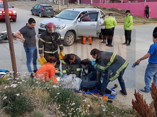 Una moto chocó violentamente a una camioneta (Foto: Resumen Policial)